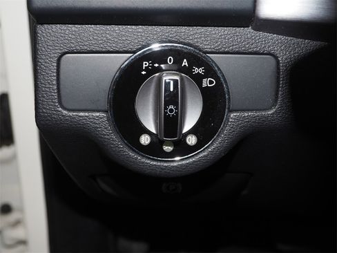Used 2010 Mercedes-Benz GLK 350 4MATIC image 19