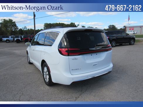Used 2022 Chrysler Pacifica Touring-L image 11
