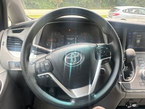 Used 2016 Toyota Sienna LE AWD/4WD image 11