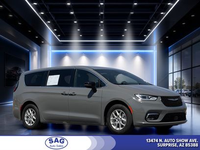 Used 2025 Chrysler Pacifica Select