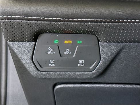 Used 2025 Volkswagen Atlas SE FWD image 17