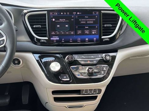 Used 2023 Chrysler Pacifica Touring-L FWD image 31