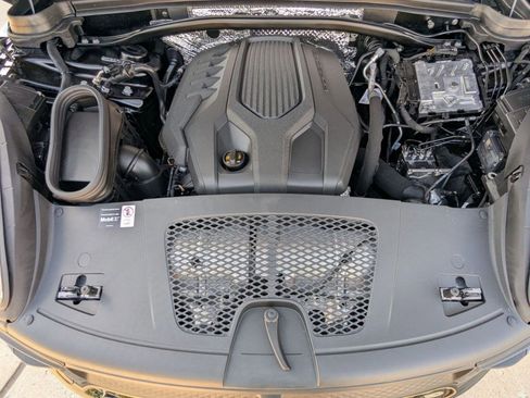 Certified 2026 Porsche Macan AWD/4WD image 28