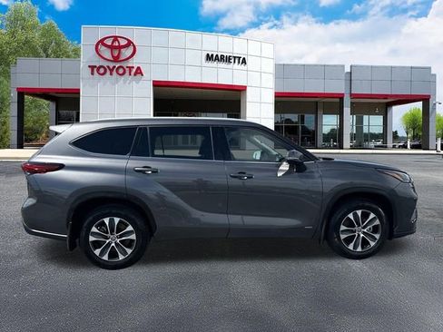 Used 2022 Toyota Highlander XLE AWD/4WD image 32