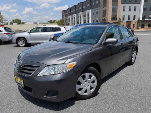 Used 2011 Toyota Camry LE FWD image 3