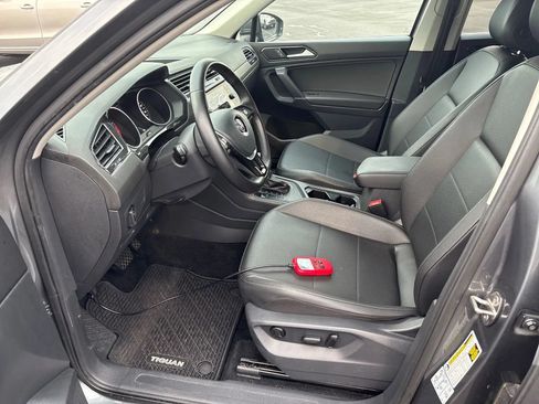 Used 2018 Volkswagen Tiguan SE w/ Panoramic Sunroof Package FWD image 4