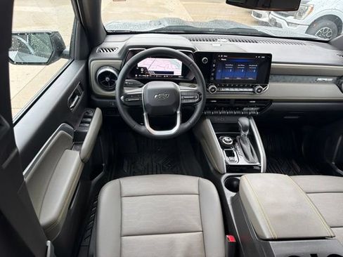 Used 2025 Chevrolet Colorado ZR2 w/ Technology Package AWD/4WD image 18