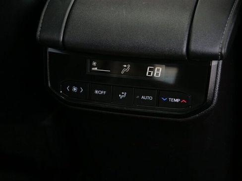 Used 2021 Toyota Highlander XLE image 19