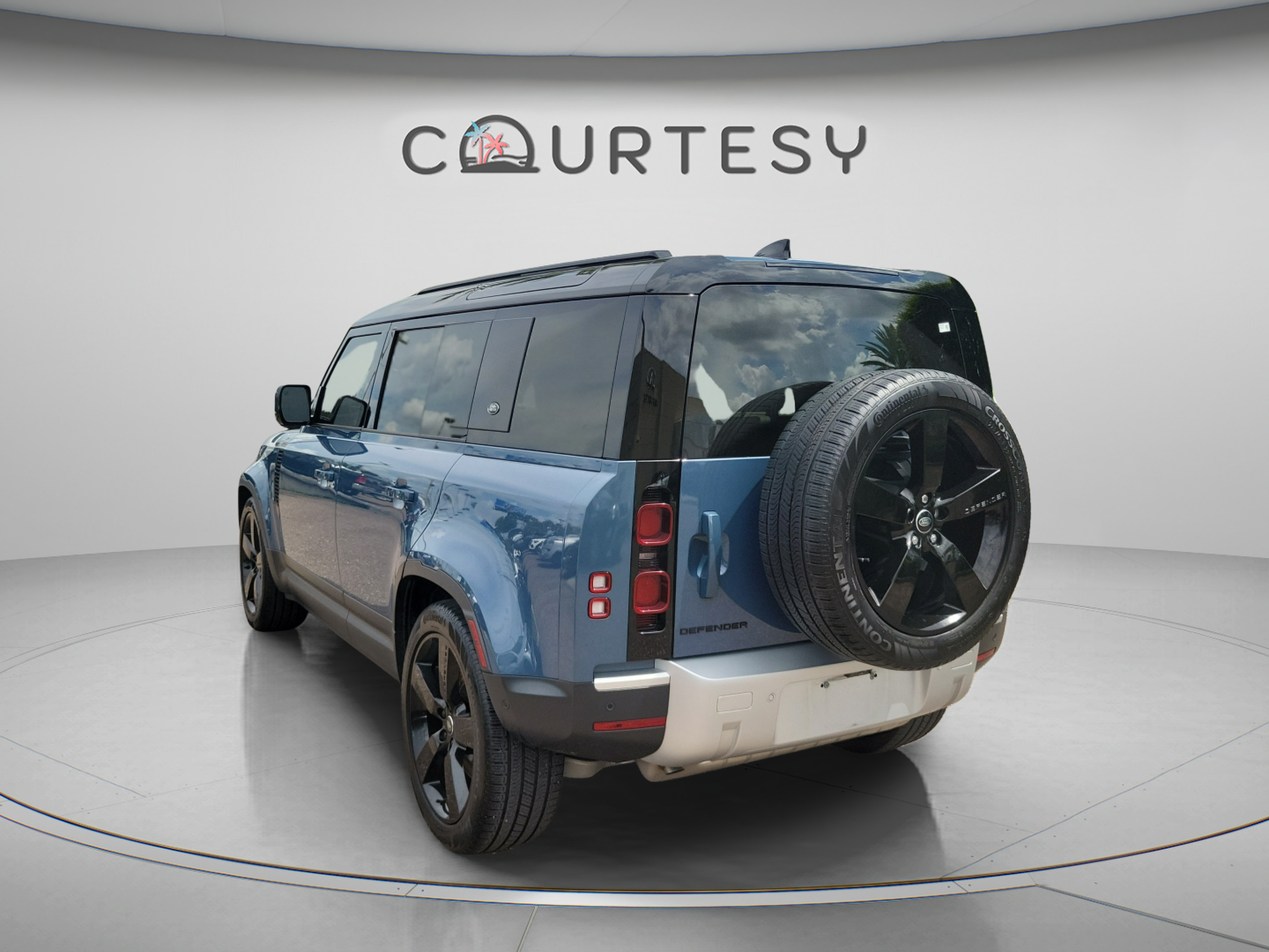 Used 2023 Land Rover Defender 110 S AWD/4WD image 4