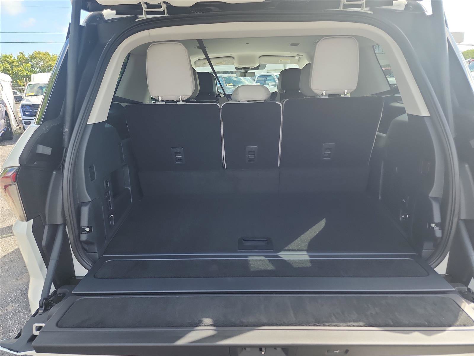 New 2026 Lincoln Navigator Premiere AWD/4WD image 18