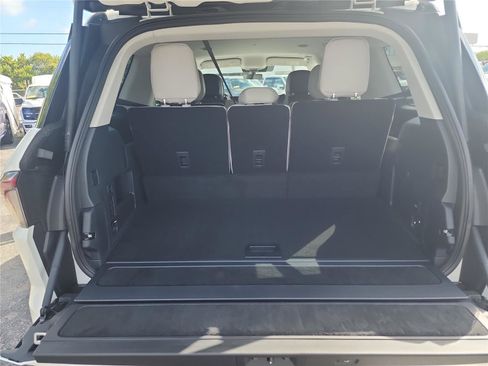 New 2026 Lincoln Navigator Premiere AWD/4WD image 18