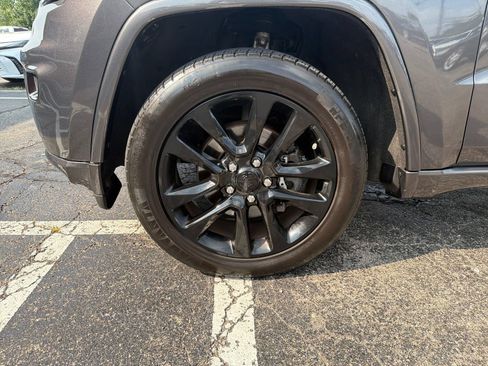 Used 2018 Jeep Grand Cherokee Altitude AWD/4WD image 29