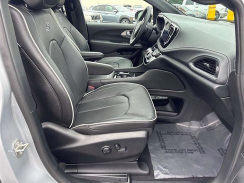 Used 2023 Chrysler Pacifica Limited w/ Uconnect Theater Family Group image 20