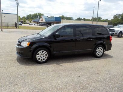 Used 2018 Dodge Grand Caravan SE w/ UConnect Hands-Free Group