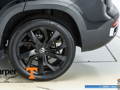 Used 2023 Volkswagen Taos SE w/ Panoramic Sunroof Package image 6