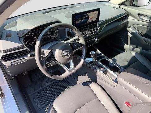 Used 2024 Nissan Altima 2.5 SR w/ SR Premium Package FWD image 9