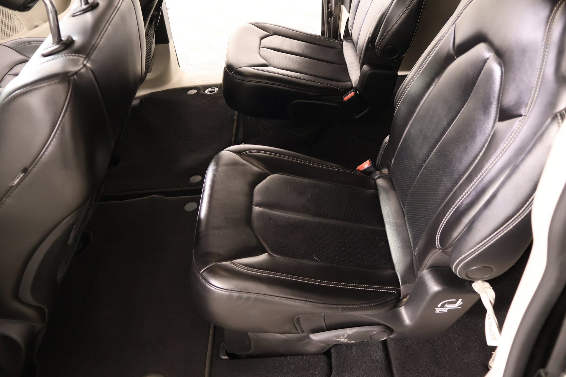 Used 2023 Chrysler Pacifica Touring-L FWD image 11