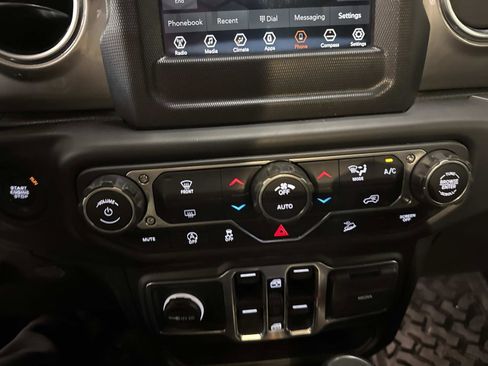 Used 2019 Jeep Wrangler Unlimited Sahara image 22