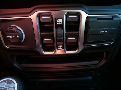 Used 2021 Jeep Gladiator Sport image 26