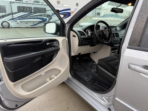 Used 2016 Dodge Grand Caravan SE image 13