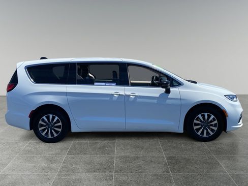 Used 2024 Chrysler Pacifica Limited FWD image 6