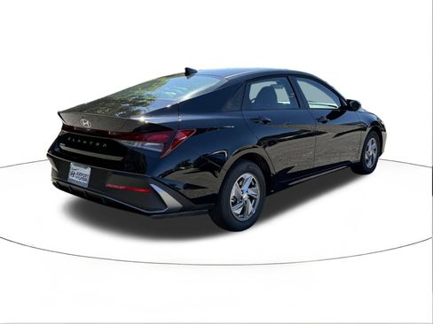 New 2026 Hyundai Elantra SE image 3