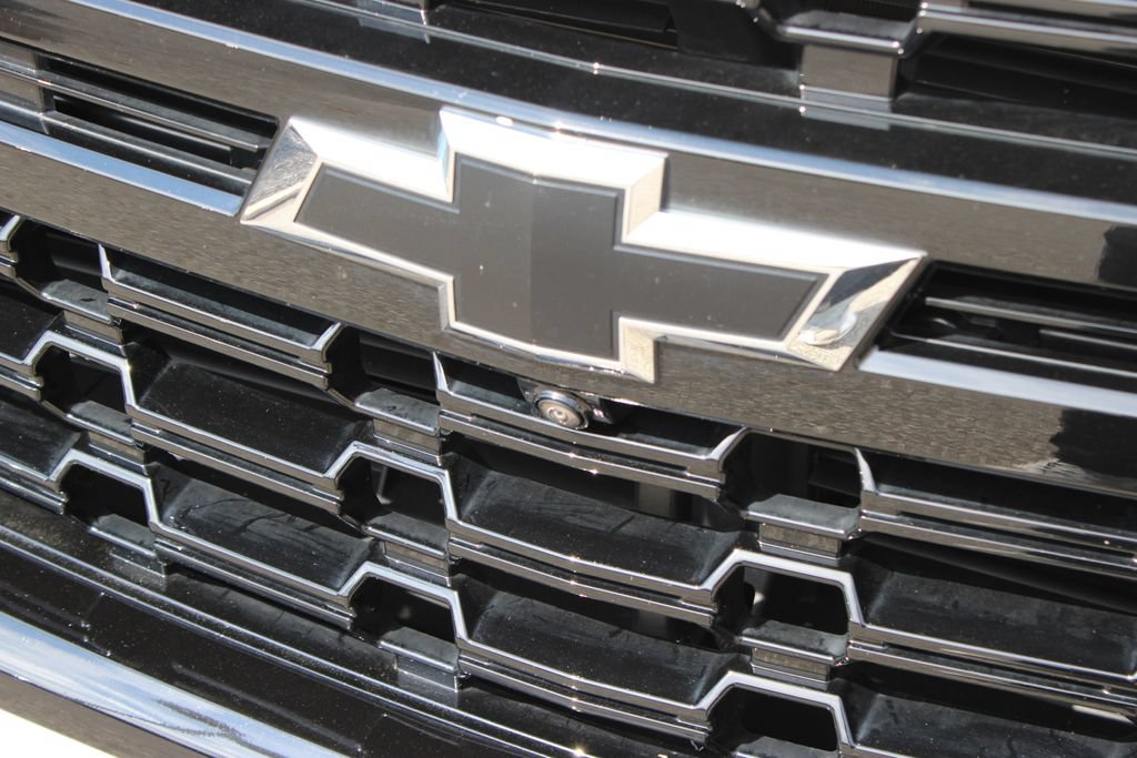 Used 2024 Chevrolet Suburban Z71 w/ Luxury Package AWD/4WD image 8