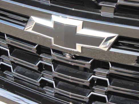 Used 2024 Chevrolet Suburban Z71 w/ Luxury Package AWD/4WD image 8