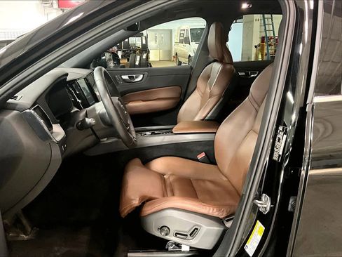 Used 2019 Volvo XC60 T5 Momentum w/ Premium Package image 9