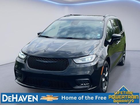 Used 2025 Chrysler Pacifica Limited FWD image 1