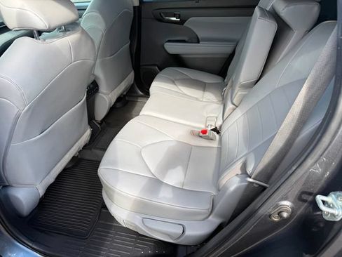 Used 2020 Toyota Highlander XLE AWD/4WD image 26