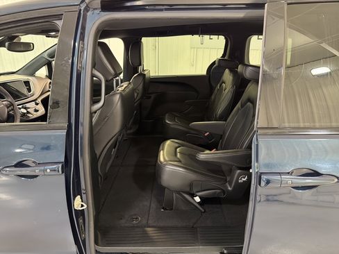 Used 2023 Chrysler Pacifica Touring-L w/ S Appearance Package image 11