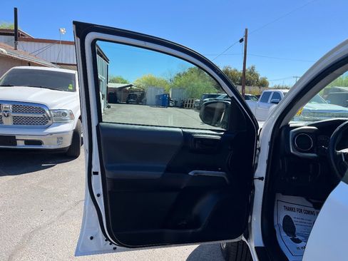 Used 2016 Toyota Tacoma SR5 w/ SR5 Appearance Package (SN) image 25