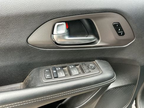 Used 2025 Chrysler Pacifica Select image 13