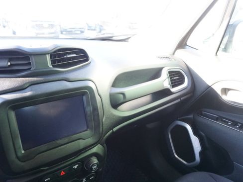 Used 2020 Jeep Renegade Latitude w/ Cold Weather Group image 21