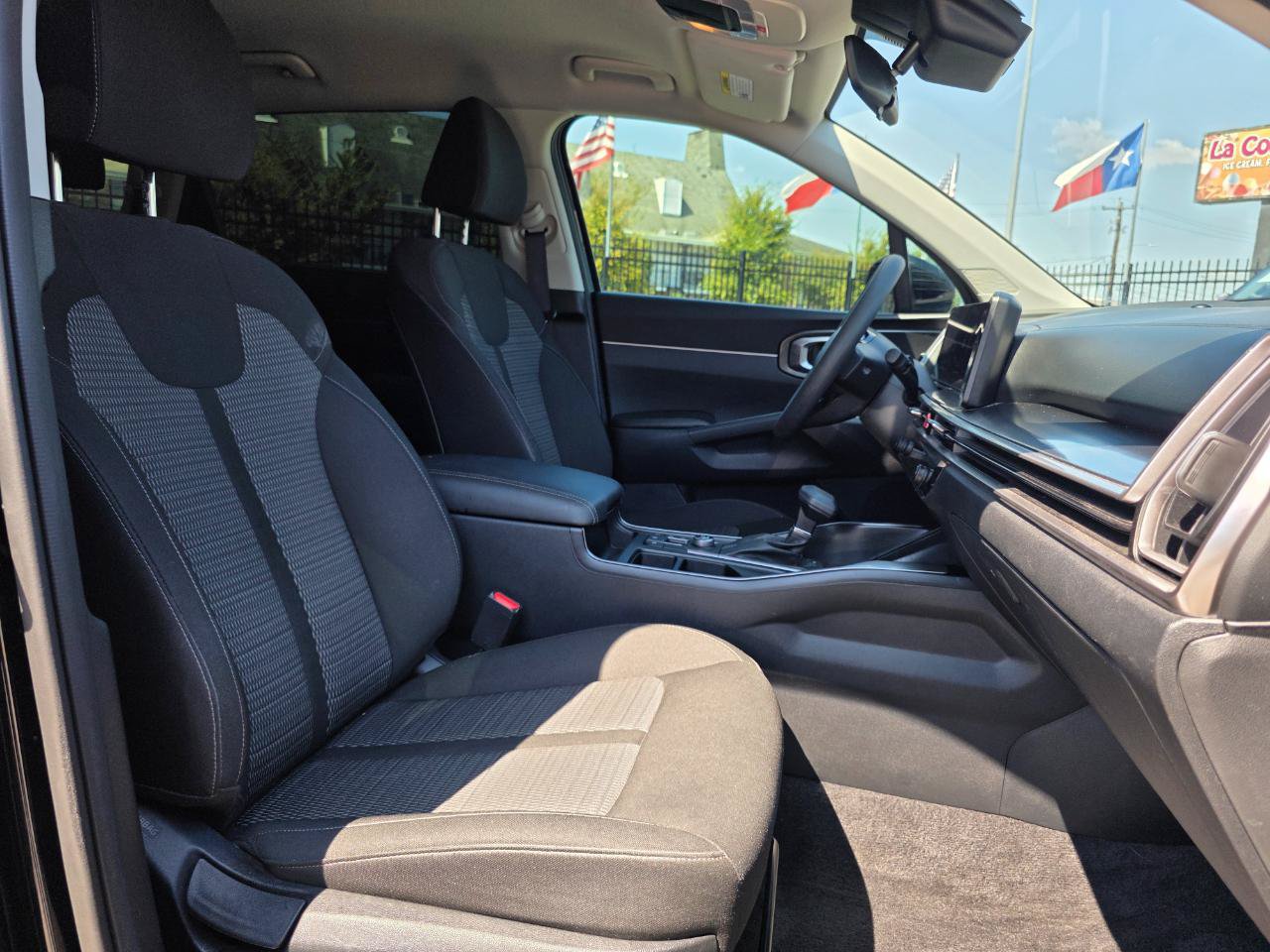 Used 2025 Kia Sorento LX FWD image 23