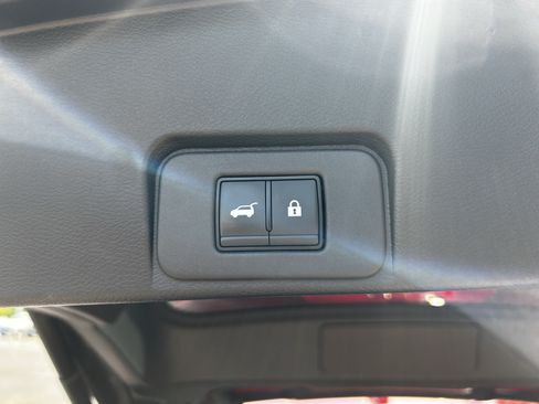 Used 2025 Nissan Rogue SV AWD/4WD image 22