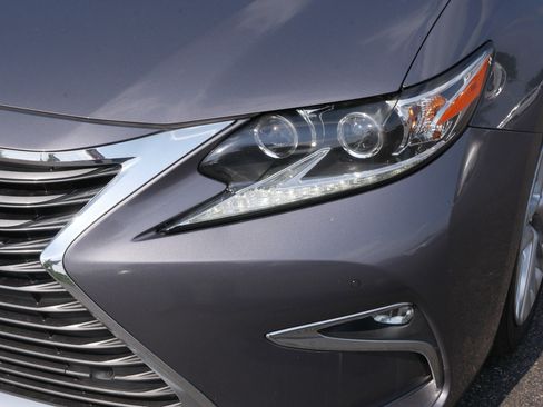 Used 2016 Lexus ES 350 w/ Luxury Package w/Wood Trim FWD image 16