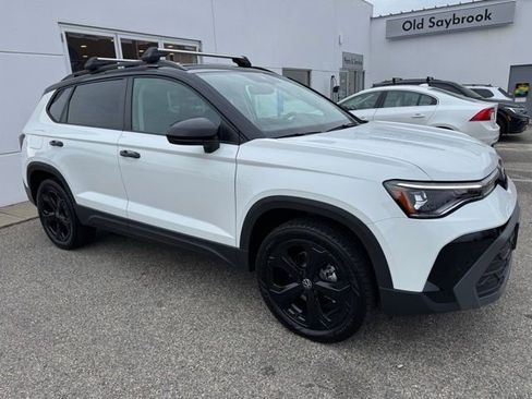 New 2026 Volkswagen Taos SE image 3