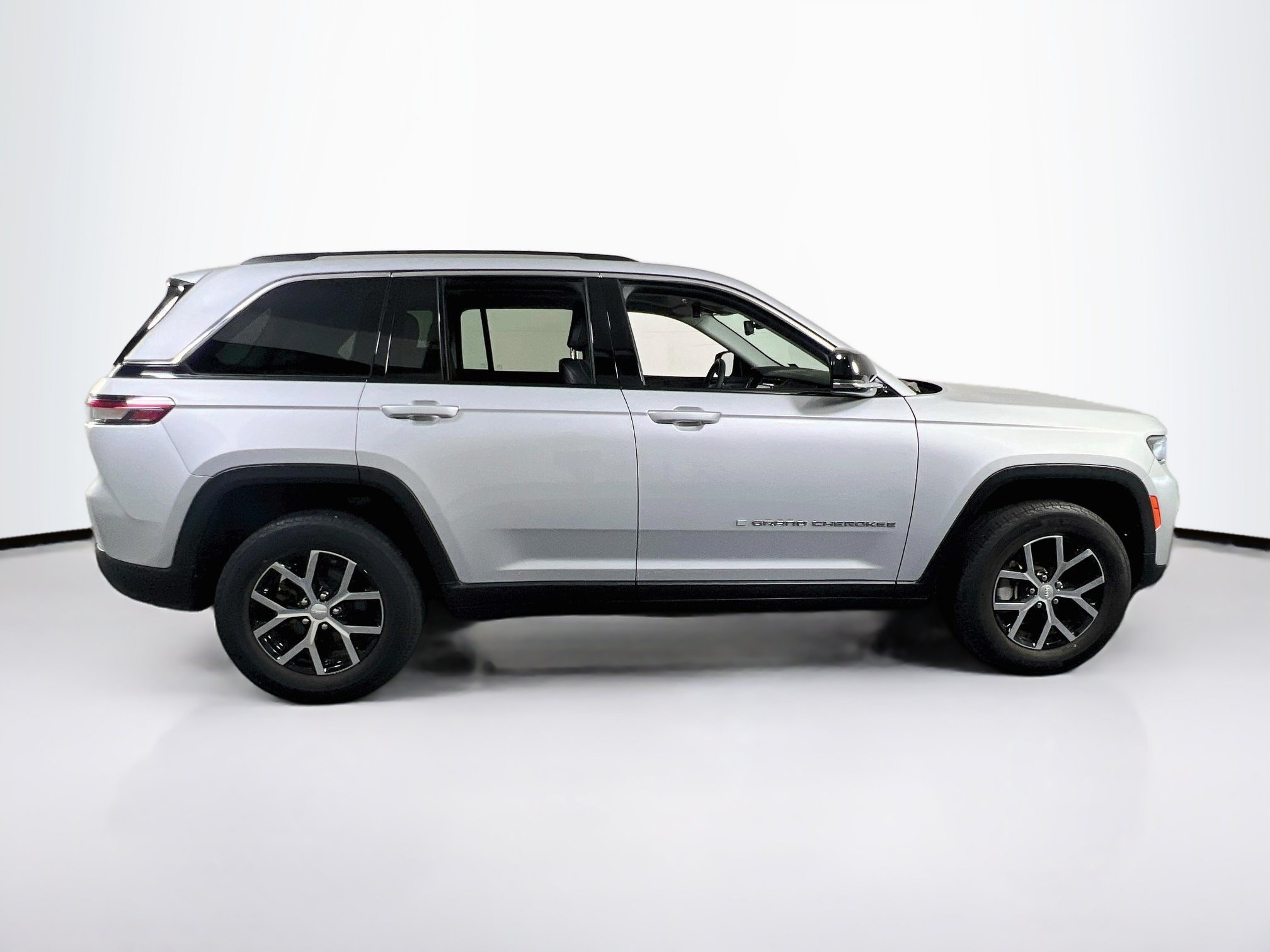 Used 2023 Jeep Grand Cherokee Limited AWD/4WD image 4