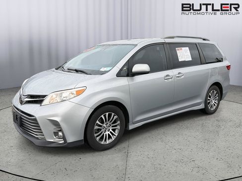 Used 2019 Toyota Sienna XLE Premium FWD image 1