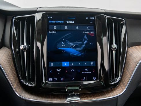 Used 2022 Volvo XC60 B5 Momentum w/ Advanced Package image 24