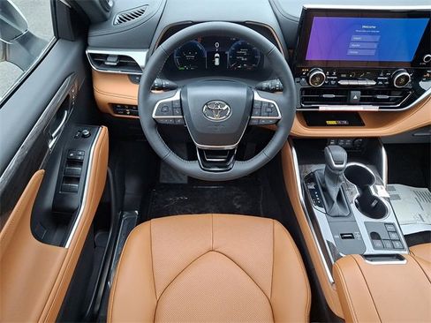 New 2026 Toyota Highlander Platinum image 11