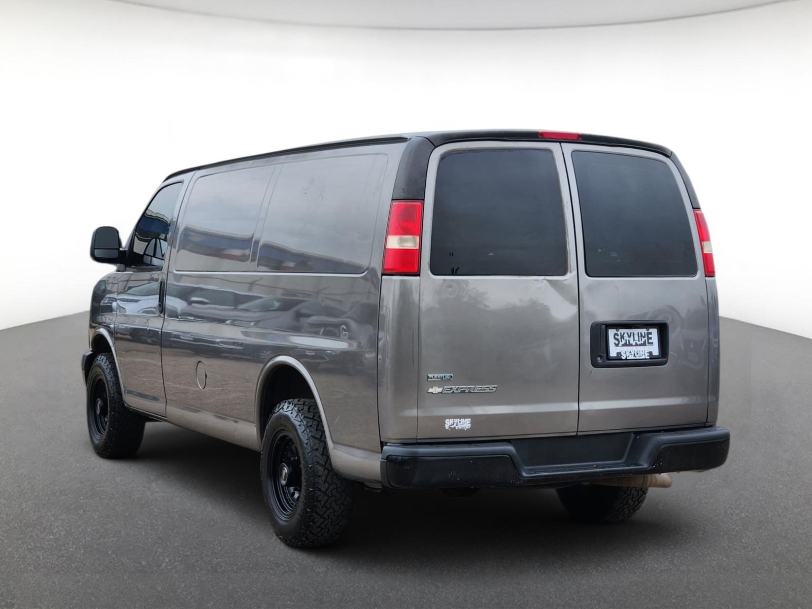 Used 2010 Chevrolet Express 2500 RWD image 4