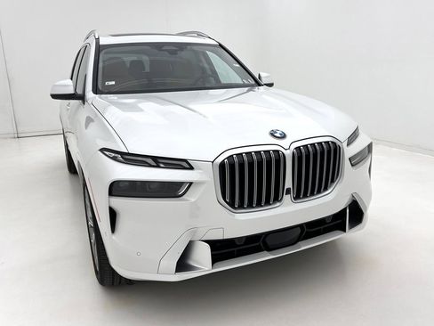 Certified 2026 BMW X7 xDrive40i w/ Premium Package image 3