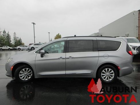 Used 2017 Chrysler Pacifica Touring-L image 9