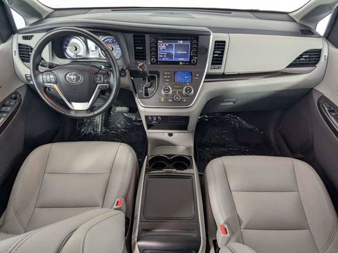 Used 2020 Toyota Sienna XLE w/ XLE Navigation Package FWD image 40