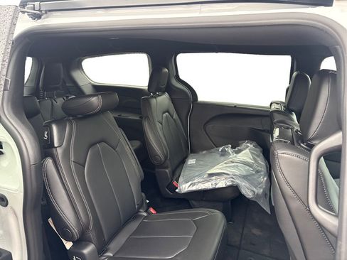 New 2026 Chrysler Pacifica Select image 21