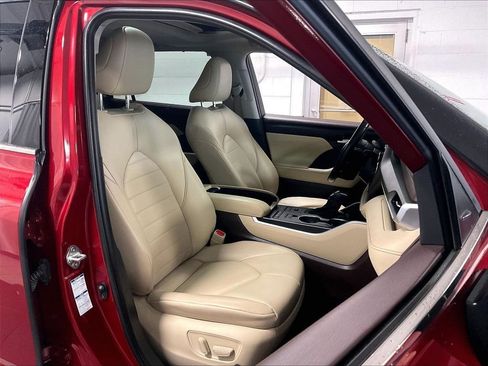 Used 2021 Toyota Highlander XLE AWD/4WD image 11