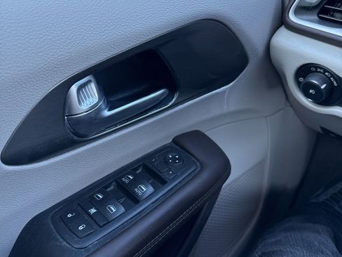 Used 2019 Chrysler Pacifica Touring-L w/ Premium Audio Group image 15